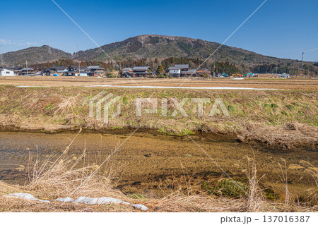 浅春の奥琵琶湖の田園風景 滋賀県長浜市永原 浅春の奥琵琶湖の田園風景 滋賀県長浜市永原 137016387