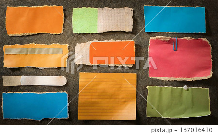 カラフルなメモ紙　カラフルな付箋とメモのイメージ素材 137016410