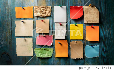 カラフルなメモ紙　カラフルな付箋とメモのイメージ素材 137016414