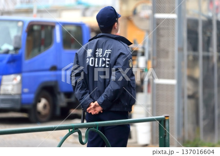 交通違反を取り締まる警察官 137016604