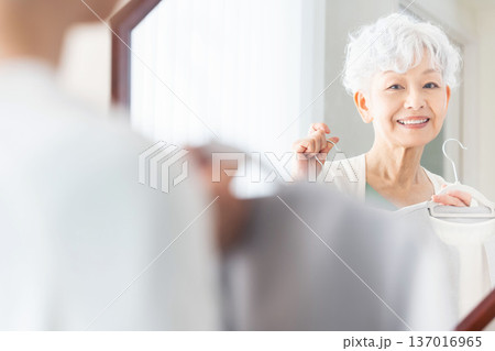 鏡の前で洋服選びをするシニア女性 鏡の前で洋服選びをするシニア女性 137016965