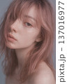 若い女性のビューティーイメージ 137016977