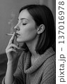 喫煙する女性 137016978
