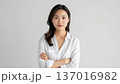 腕組みをする若い女性 137016982