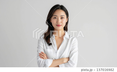 腕組みをする若い女性 腕組みをする若い女性 137016982