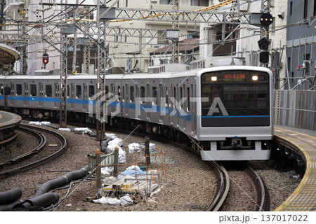 2016年工事中の代々木八幡駅を通過する電車 2016年工事中の代々木八幡駅を通過する電車 137017022