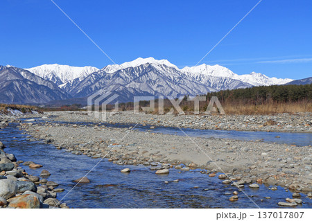 信濃大町山岳展望 冬の北アルプス後立山連峰 信濃大町山岳展望 冬の北アルプス後立山連峰 137017807