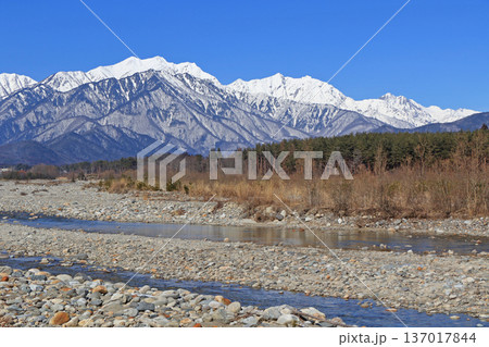 信濃大町山岳展望　冬の北アルプス後立山連峰 137017844