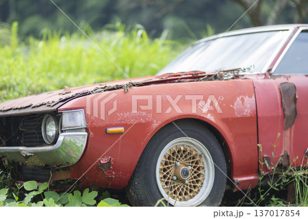 放置された赤い車 137017854