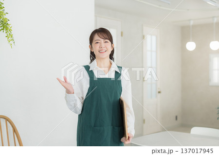 エプロンを着た笑顔の女性 137017945