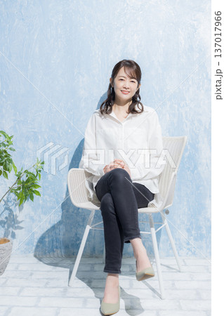 ガーデンチェアに座る女性 137017966