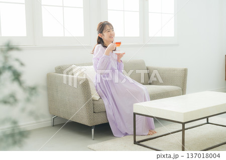 リビングで紅茶を飲む女性 137018004