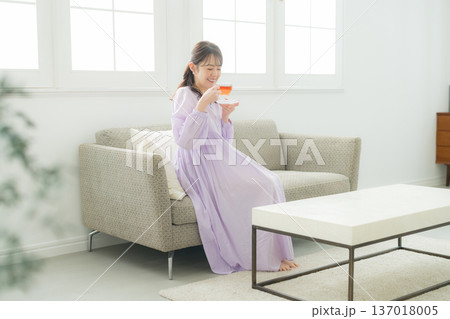 リビングで紅茶を飲む女性 137018005