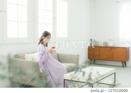 リビングで紅茶を飲む女性 137018006
