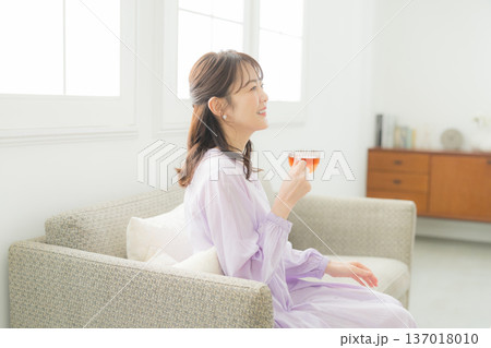 リビングで紅茶を飲む女性 リビングで紅茶を飲む女性 137018010