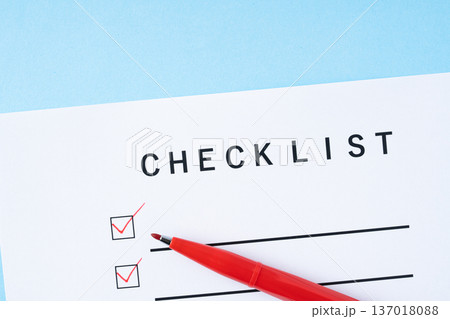 水色の背景に赤いペンでチェックをしたチェックリストの紙 137018088