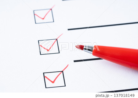 赤いペンでレ点を記入したチェック欄のクローズアップ 赤いペンでレ点を記入したチェック欄のクローズアップ 137018149