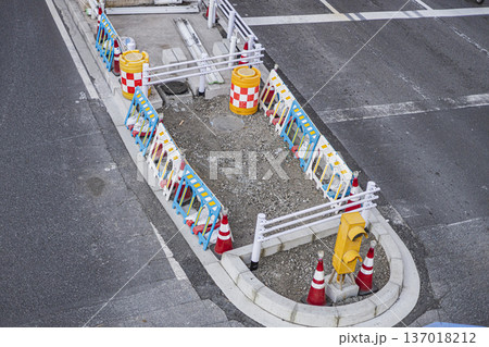 横断歩道設置工事 道路工事現場 交通規制イメージ 横断歩道設置工事 道路工事現場 交通規制イメージ 137018212