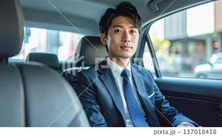 車の後部座席に座る男性 137018418