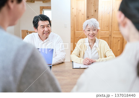 将来について話し合うアジア人の家族 将来について話し合うアジア人の家族 137018440