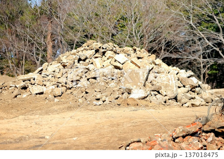 解体工事現場で山積みのコンクリートガラ 解体工事現場で山積みのコンクリートガラ 137018475