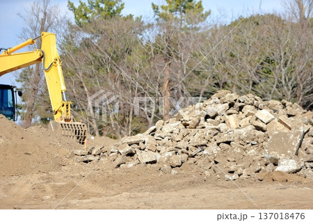 解体工事現場で山積みのコンクリートガラ 137018476