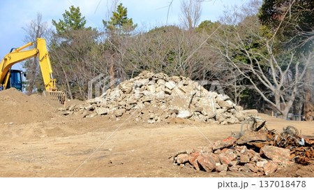 解体工事現場で山積みのコンクリートガラ 解体工事現場で山積みのコンクリートガラ 137018478