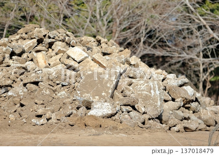 解体工事現場で山積みのコンクリートガラ 解体工事現場で山積みのコンクリートガラ 137018479