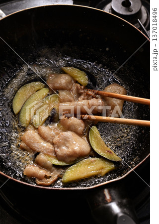 豚肉と茄子を炒めている様子 137018496