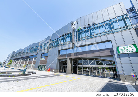 北海道帯広市　快晴のJR帯広駅（南口） 137018556