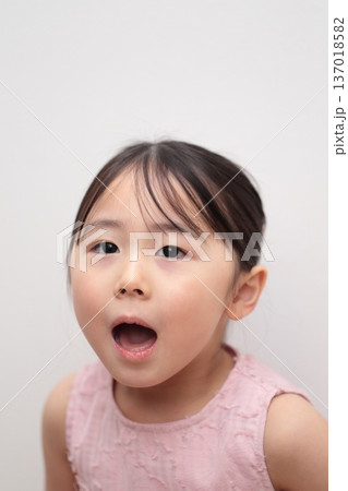 4歳女の子の上半身 (白バック 無背景) 137018582