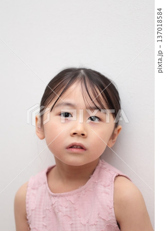 4歳の女の子 (白バック 無背景) 137018584