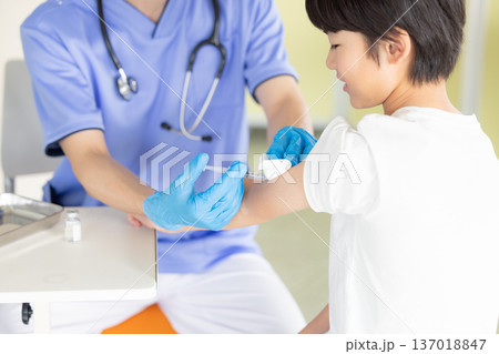 医療 小児科 予防接種を受ける子ども 医療 小児科 予防接種を受ける子ども 137018847