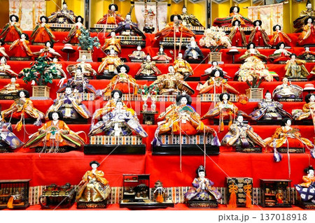 ひな祭りのひな人形3 ひな祭りのひな人形3 137018918