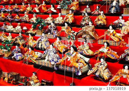 ひな祭りのひな人形2 ひな祭りのひな人形2 137018919