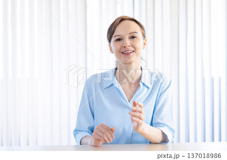 オンラインレッスン　カメラ目線で話す外国人講師 137018986