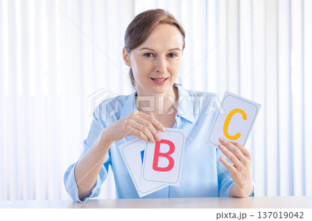 オンラインレッスン カメラ目線で話す外国人講師 オンラインレッスン カメラ目線で話す外国人講師 137019042