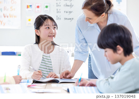 教育 英会話教室でレッスンを受ける子供とネイティブ講師 教育 英会話教室でレッスンを受ける子供とネイティブ講師 137019048