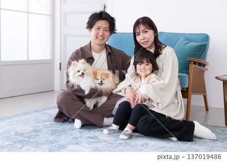 愛犬と家族のポートレート 137019486