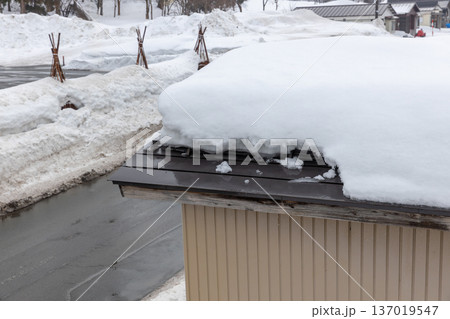 雪が積もった屋根と雪止め 雪が積もった屋根と雪止め 137019547