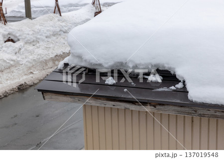 雪が積もった屋根と雪止め 137019548