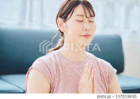 自宅で瞑想と深呼吸をする30代女性のマインドフルネスライフスタイル 自宅で瞑想と深呼吸をする30代女性のマインドフルネスライフスタイル 137019630