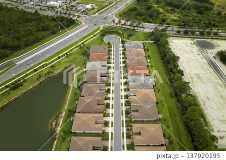 Aerial view of cul de sac at neighbourhood road dead end with densely built homes in Florida closed living area. Real estate development of family houses and infrastructure in american suburbs Aerial view of cul de sac at neighbourhood road dead end with densely built homes in Florida closed living area. Real estate development of family houses and infrastructure in american suburbs 137020195