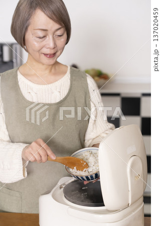 炊きたてのご飯を茶碗によそう手元 炊きたてのご飯を茶碗によそう手元 137020459