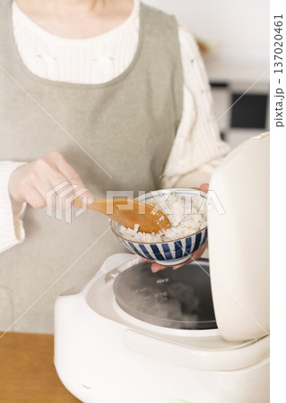 炊きたてのご飯を茶碗によそう手元 炊きたてのご飯を茶碗によそう手元 137020461