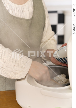 炊きたてのご飯を茶碗によそう手元 137020463