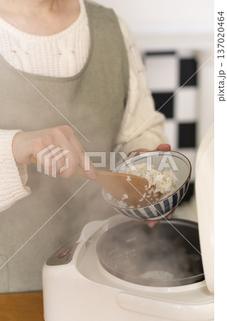 炊きたてのご飯を茶碗によそう手元 炊きたてのご飯を茶碗によそう手元 137020464