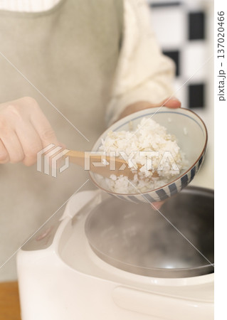 炊きたてのご飯を茶碗によそう手元 炊きたてのご飯を茶碗によそう手元 137020466