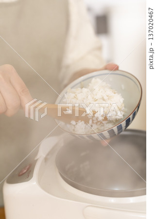 炊きたてのご飯を茶碗によそう手元 137020467