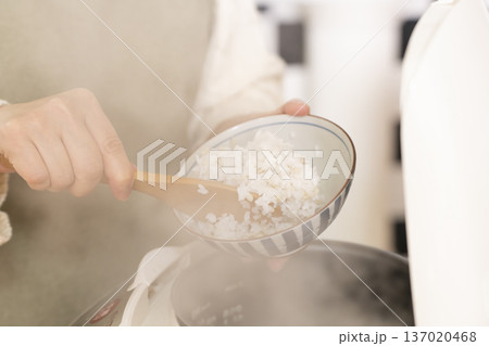 炊きたてのご飯を茶碗によそう手元 137020468